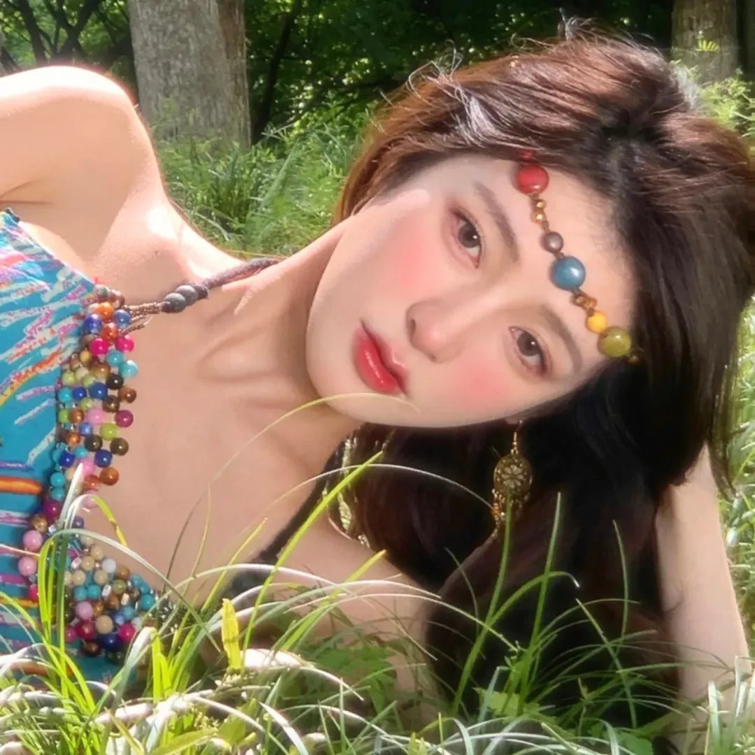 女士遛狗请牵绳