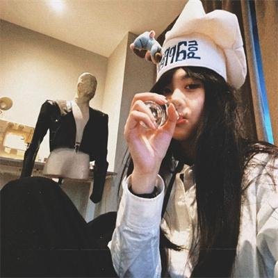 大叔在左，奶狗在右